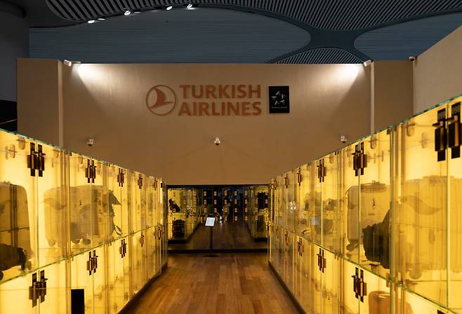 이스탄불 국제공항 터키항공 라운지에는 지문 인식 라커가 자리잡고 있다