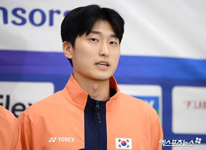 남자 배드민턴 복식 세계랭킹 1위 김원호가 2025 세계배드민턴연맹(BWF) 월드투어 슈퍼 750 프랑스오픈 남자복식 우승을 차지한 서승재(왼쪽), 김원호가 28일 인천국제공항 제2여객터미널을 통해 귀국한 자리에서 인터뷰를 진행했다. 사진 고아라 기자