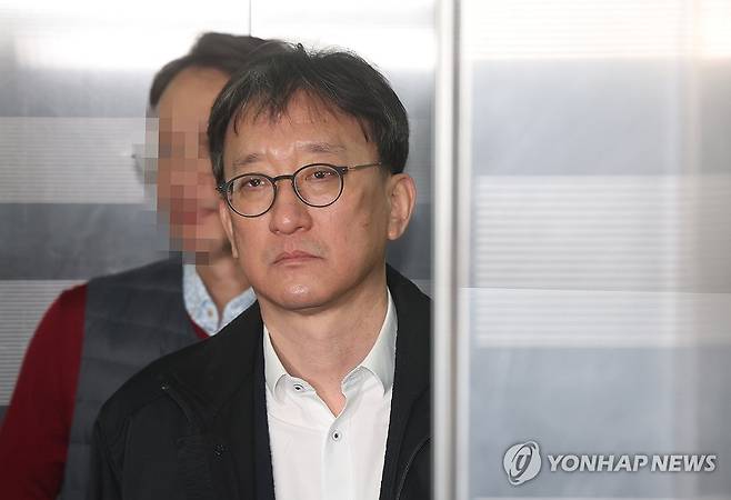 송창진 전 검사 해병특검 소환 (서울=연합뉴스) 신준희 기자 = 송창진 전 고위공직자범죄수사처 부장검사가 29일 서초동 순직해병 특검 사무실에 피의자 신분으로 소환되고 있다.
송 전 검사는 임성근 전 해병대 1시단장의 구명 로비 의혹에 이종호 전 블랙펄인베스트 대표가 연루된 사실을 몰랐다며 국회에서 위증한 혐의를 받는다. 2025.10.29 hama@yna.co.kr