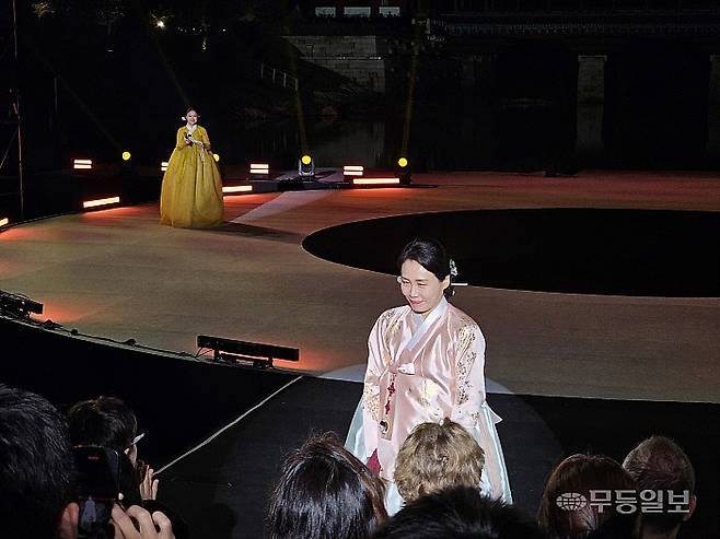 공연을 시작하기 앞서 한복 차림의 김혜경 대통령 영부인이 관객들에게 인사하고 있다.최류빈기자 rubi@mdilbo.com