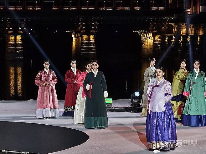 단아한 모습의 여성 모델들 단체 워킹.최류빈기자 rubi@mdilbo.com