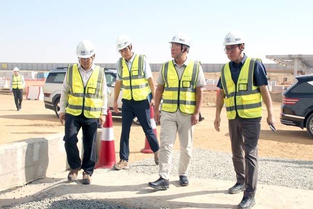 정의선 회장이 HMMME 신공장 건설현장에서 직원들을 격려한 후 공장으로 이동하고 있다./사진=현대차