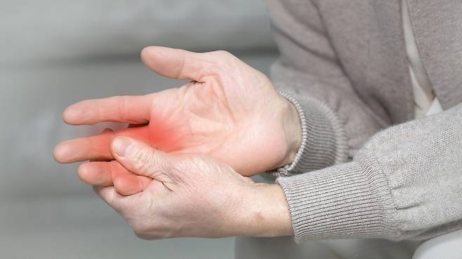 류마티스 관절염을 방치하면 관절 손상과 변형으로 이어질 수 있다|출처: 클립아트코리아