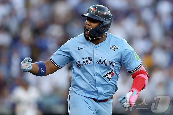 토론토 블루제이스 블라디미르 게레로 주니어가 30일(한국시간) 열린 LA 다저스와 2025 메이저리그 월드시리즈 5차전에서 1회초 1점 홈런을 터뜨린 뒤 기뻐하고 있다.  ⓒ AFP=뉴스1