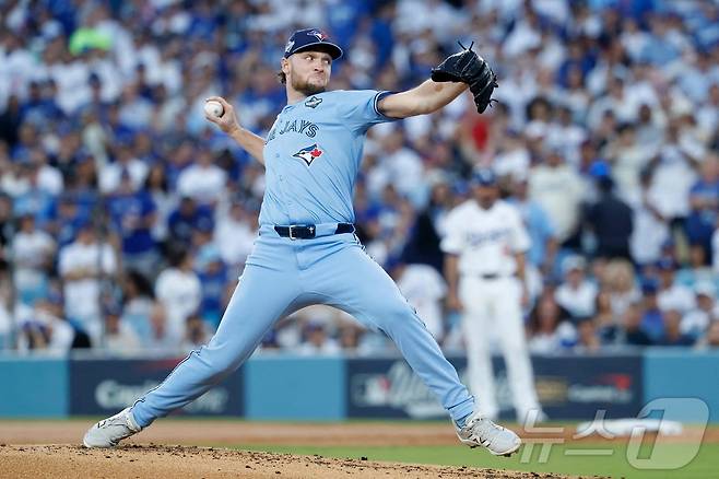 토론토 블루제이스 투수 트레이 예새비지가 30일(한국시간) 열린 LA 다저스와 2025 메이저리그 월드시리즈 5차전에서 7이닝 12탈삼진 1실점 호투를 펼쳤다. ⓒ AFP=뉴스1