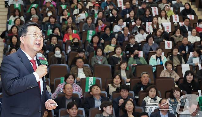 이장우 대전시장이 30일 대덕구 한남대에서 열린 '이장우 시장과의 만남'에서 대덕구지역 주요사업에 대해 설명하고 있다. 이 시장은 이날 구민들과 대화의 시간을 갖고 주요 현안, 건의사항과 관련해 소통했다. 2025.10.30/뉴스1 ⓒ News1 김기태 기자
