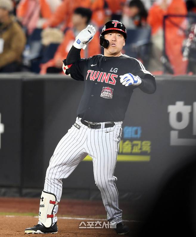 LG 김현수가 30일 대전 한화생명볼파크에서 열린 2025 KBO 한국시리즈 4차전 한화와 경기 8회초 2사2루 1타점 우중간 안타를 친 후 환호하고 있다. 대전 | 최승섭기자 thunder@sportsseoul.com