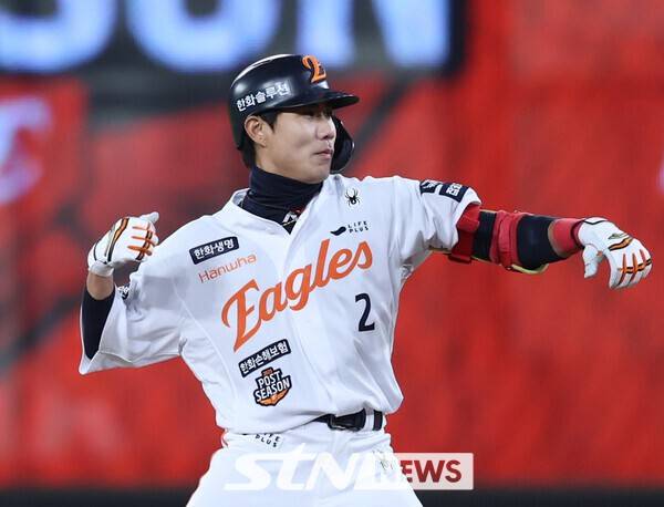 29일 대전 중구 한화생명볼파크에서 열린 2025 KBO 한국시리즈 3차전 LG 트윈스와 한화 이글스의 경기, 한화 8회말 공격 2사 주자 만루서 심우준이 2타점 적시2루타를 때린 뒤 환호하고 있다. /사진=뉴시스