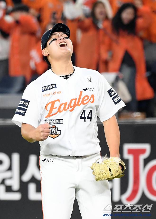 8회 폭투로 실점을 허용했던 마무리 김서현이 9회 실점 없이 경기를 끝낸 뒤 포효했다.