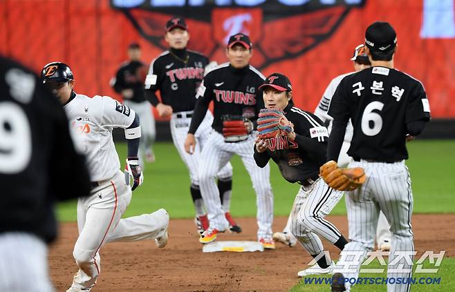 29일 대전 한화생명볼파크에서 열린 한국시리즈 3차전 한화 이글스와 LG 트윈스의 경기. 2회말 1사 1,2루 한화 이도윤 내야 뜬공 때 LG 유격수 오지환이 고의낙구 후 병살로 연결하고 있다. 2루수 신민재 포스아웃 후 한화 하주석을 몰고 있다. 대전=박재만 기자 pjm@sportschosun.com/2025.10.29/