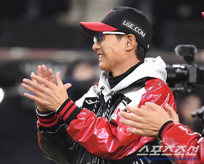 30일 대전 한화생명볼파크에서 열린 LG와 한화의 한국시리즈 4차전.7대4로 역전승을 거둔 LG 염경엽 감독이 기뻐하고 있다. 대전=정재근 기자 cjg@sportschosun.com/2025.10.30/