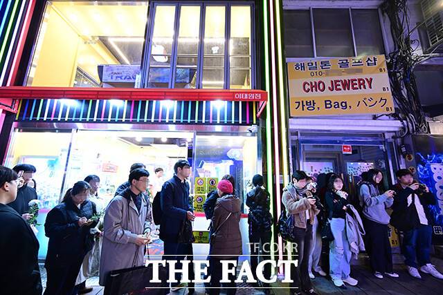 추모 공간 옆으로 문 연 오락실. 개방된 문 옆에는 펀치머신이 위치해 있다. 이날 이태원 참사 3주기를 몰랐던 외국인 관광객들이 펀치머신을 이용하자 일부 추모객들은 'NO' 'STOP' 등을 외치며 행동을 제지하기도 했다.