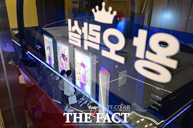 이태원 추모 공간 옆 '왕오락실' 2층에서 내려다 본 모습.