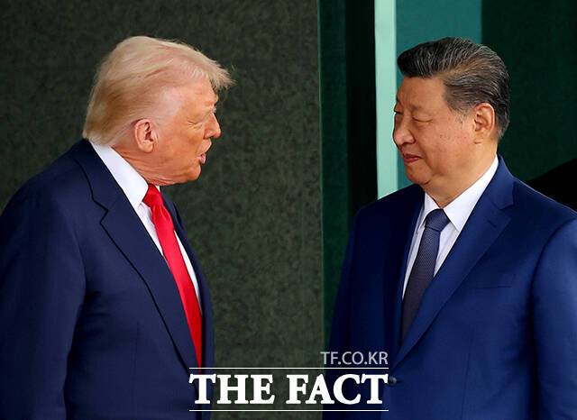 도널드 트럼프 미국 대통령(왼쪽)과 시진핑 중국 국가주석이 30일 오후 부산 김해공군기지 나래마루에서 열린 정상회담을 마친 뒤 회견장을 나서며 대화하고 있다. /APEC 2025 KOREA & 연합뉴스