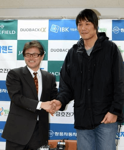 전자랜드 감독 시절 최희암 부회장과 대학과 프로에서 인연을 맺은 서장훈. 채널에이 자료