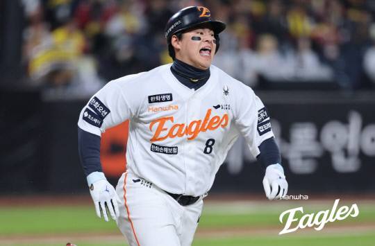 30일 대전한화생명볼파크에서 열린 2025 프로야구 KBO리그 포스트시즌 한국시리즈 4차전 LG 트윈스와 한화 이글스의 경기에서 한화 노시환이 4회말 2루타를 치고 주루하고 있다. 한화이글스 제공