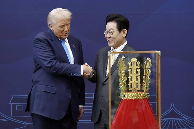 이재명 대통령이 29일 경북 경주박물관에서 도널드 트럼프 미국 대통령에게 ‘천마총 금관 모형’을 선물하고 있다. 뉴시스