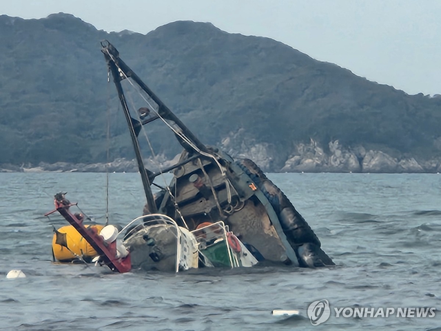 태안 해상서 예인선 침몰한 모습. 연합뉴스