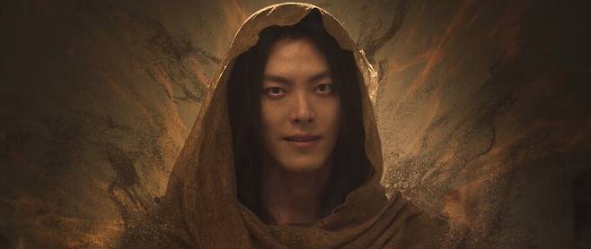 ‘다 이루어질지니’ 1회. 이블리스가 자신은 불에서 탄생한 지니라고 소개하는 장면. 이블리스는 이슬람 경전 쿠란에 등장하는 사탄으로, 인간을 유혹하여 타락으로 이끈다. 넷플릭스 제공