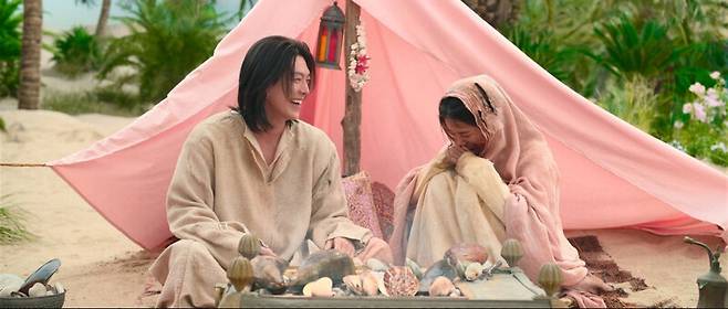 ‘다 이루어질지니’ 11회. 사막에서 본 의로운 소녀를 20년 후 다시 만나 사랑에 빠진 이블리스. 세가지 소원을 빈 소녀는 지니에 대한 기억이 없다. 넷플릭스 제공