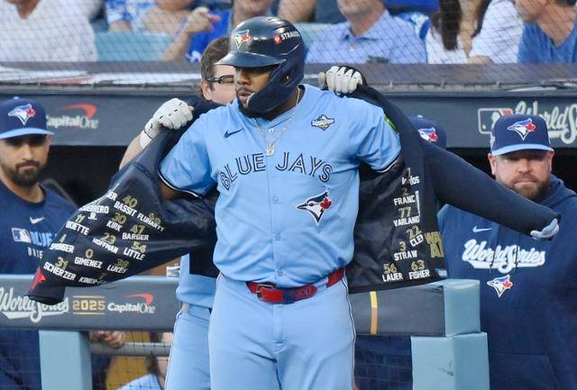 블라디미르 게레로 주니어가 30일 미국 캘리포니아주 로스앤젤레스(LA) 다저스타디움에서 열린 LA 다저스와 월드시리즈 5차전에서 1회초 선두 데이비스 슈나이더의 솔로포에 이어 백투백 홈런을 친 뒤 홈런 재킷을 입고 있다. LA=UPI 연합뉴스