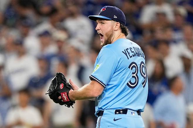<yonhap photo-3974=""> Toronto Blue Jays pitcher Trey Yesavage celebrates the end on the seventh inning in Game 5 of baseball's World Series against the Los Angeles Dodgers, Wednesday, Oct. 29, 2025, in Los Angeles. (AP Photo/Brynn Anderson)/2025-10-30 12:45:28/ <저작권자 ⓒ 1980-2025 ㈜연합뉴스. 무단 전재 재배포 금지, AI 학습 및 활용 금지></yonhap>