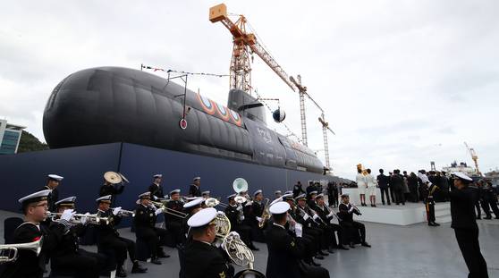 지난 22일 경남 거제 한화오션 거제사업장에서 장보고-Ⅲ Batch-Ⅱ 1번함인 장영실함 진수식이 열리고 있다. 톤수 약 3600톤, 길이 약 89m인 장영실함은 대한민국 기술로 건조된 세계 최고 수준의 디젤 잠수함으로 평가된다. 뉴스1