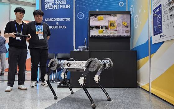 황보제민 KAIST 기계공학과 교수가 창업한 스타트업 라이온로보틱스의 4족보행 로봇이 교내 창업인 동반성장 FAIR 전시부스에 나와 있다. 김성태 객원기자