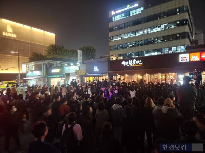 30일 젠슨 황 엔비디아 CEO, 이재용 삼성전자 이재용 삼성전자 회장, 정의선 현대자동차그룹 회장의 '치맥 회동'에 서울 삼성동 깐부치킨 앞에 사람들이 몰려들었다. /사진=김대영 기자