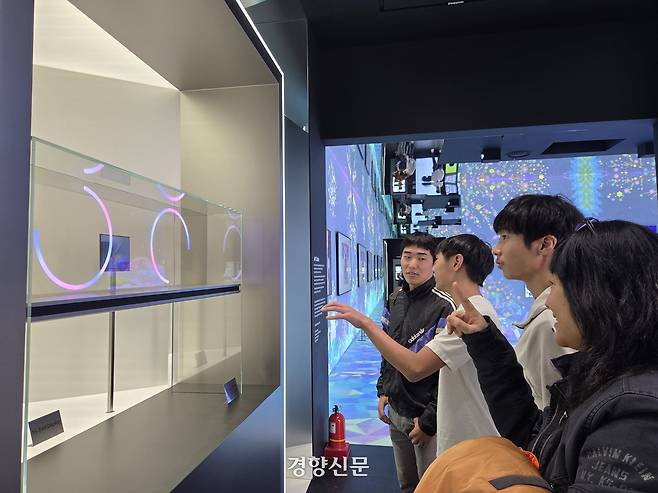 경북 경주 엑스포공원 옥외 특별관에서 열린 APEC CEO 서밋 부대행사 ‘K-테크 쇼케이스’의 삼성전자 부스에서 30일 송준협씨(25·왼쪽)가 트라이폴드폰을 보고 있다. 김현수 기자