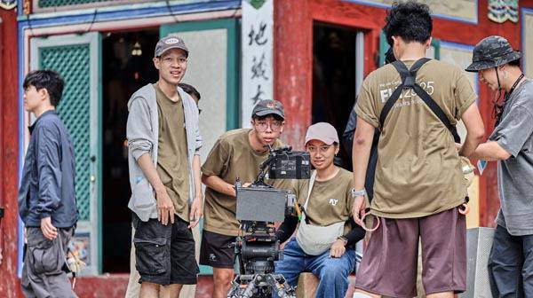 지난 9월 부산에서 열린 ‘FLY 2025’ 참가자들이 부산을 배경으로 한 단편영화를 촬영하고 있다. 부산영상위원회 제공