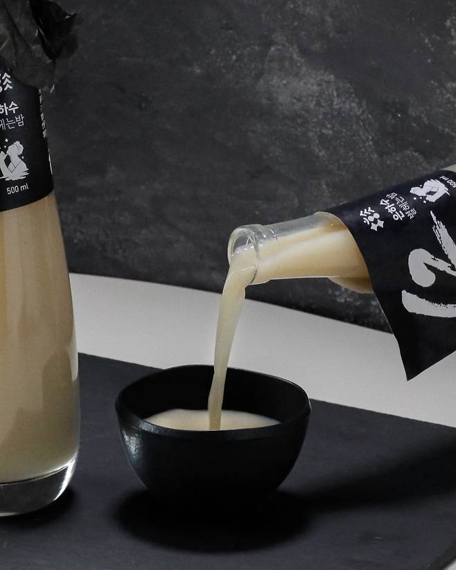 Selected for the official banquet of the APEC 2025 ministerial meeting on Thursday, “A Night Counting Stars in the Milky Way” is a premium makgeolli brewed by Bal-Hyo Gongbang 1991, a traditional alcohol brand under Kyochon F&B. (Bal-Hyo Gongbang 1991 Inc.)