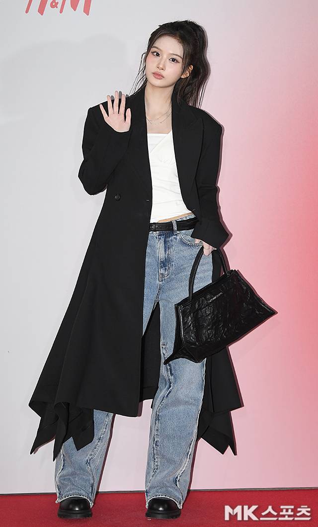 엔믹스 설윤이 29일 오후 서울 성수동에서 열린 패션 브랜드 오픈 기념 포토콜 행사에 참석해 포토타임을 갖고 있다.사진=천정환 기자