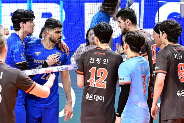 네트를 사이에 두고 신경전을 벌이는 우리카드 알리(왼쪽)과 우리카드 디미트로프/ 한국배구연맹 (KOVO)