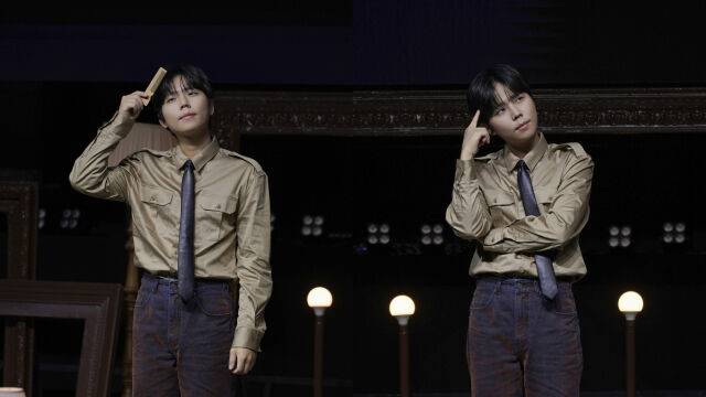 정승환이 타이틀곡 '앞머리'와 '행복은 어려워' 콘셉트에 맞춰 포즈를 취하고 있다.