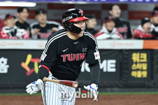 30일 대전 한화생명 볼파크 야구장에서 열린 '2025 신한 SOL 뱅크 KBO 한국시리즈 4차전' LG 트윈스와 한화 이글스 경기. LG 김현수가 9회초 2사 2-3루에 2타점 역전 적시타를 치고 있다./대전=한혁승 기자 hanfoto@mydaily.co.kr