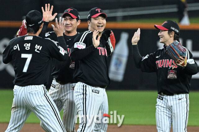 30일 대전 한화생명 볼파크 야구장에서 열린 '2025 신한 SOL 뱅크 KBO 한국시리즈 4차전' LG 트윈스와 한화 이글스 경기.LG가 7-4로 한화에 9회 역전승을 했다. 기뻐하는 LG 선수들./대전-한혁승 기자