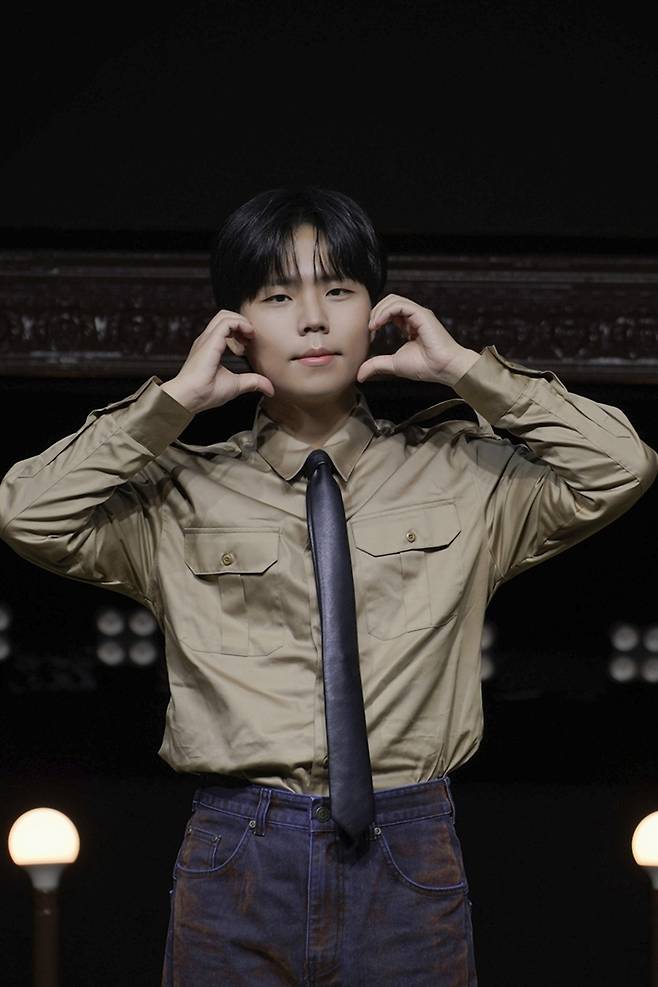 정승환이 볼 하트 포즈를 취하고 있다. 안테나 제공