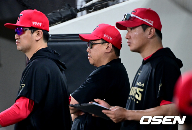 이범호 감독,손승락 수석코치,김주찬 QC 코치./OSEN DB