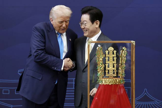 29일 국립경주박물관에서 이재명 대통령이 미국 도널드 트럼프 대통령에게 ‘천마총 금관 모형’을 선물하고 있다. 뉴시스