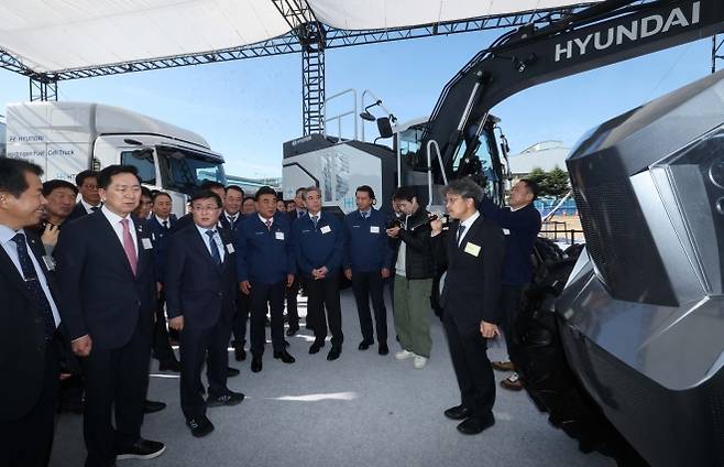 수소연료전지 신기술 둘러보는 기후부장관 - 30일 오전 울산시 북구 현대자동차 울산공장에서 열린 수소연료전지 신공장 기공식에서 김성환(앞줄 왼쪽 세 번째) 기후에너지환경부 장관과 관계자들이 수소연료전지 신기술 전시관을 둘러보고 있다. 울산 연합뉴스