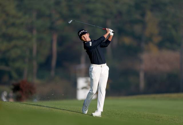 1라운드 12번 홀에서 아이언 샷을 날리는 옥태훈. 사진 제공=KPGA