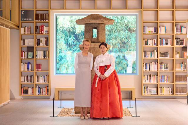 김혜경 여사와 캐나다 총리의 배우자 다이애나 폭스 카니 여사가 30일 경북 경주박물관 신라천년서고에서 환담에 앞서 기념촬영을 하고 있다. 연합뉴스