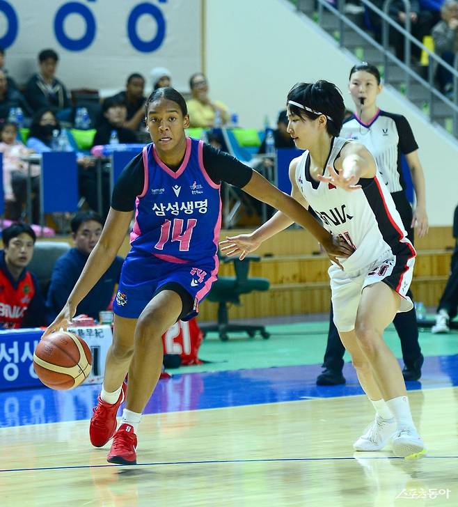 삼성생명 키아나 스미스(왼쪽)가 30일 은퇴를 선언했다. 2022~2023시즌 슬개건이 파열되는 큰 부상을 당한 뒤에도 꾸준히 제 몫을 했지만, 후유증을 완전히 떨쳐내지 못했다. 스포츠동아 DB