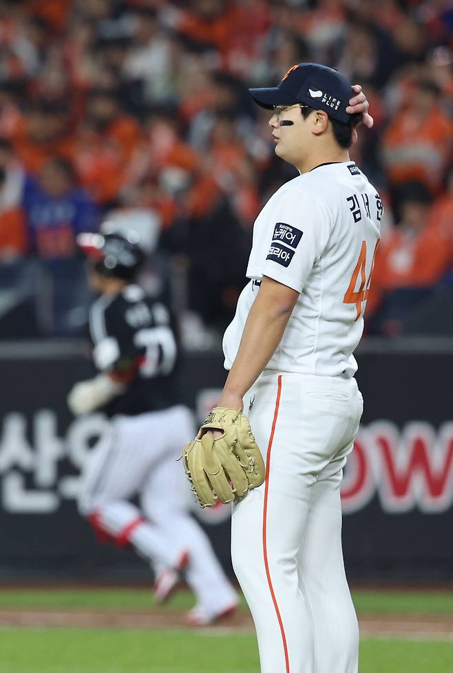 한화 김서현이 30일 대전한화생명볼파크에서 열린 ‘2025 신한 SOL 뱅크 KBO PS’ LG와 한국시리즈 4차전에 등판해 9회초박동원에게 2점홈런을 맞은 뒤 아쉬운 표정을 짓고 있다. 대전|뉴시스