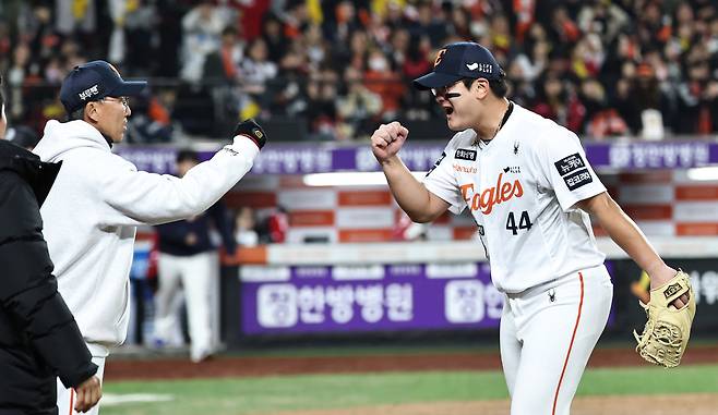 30일 대전한화생명볼파크에서 열린 2025 프로야구 KBO리그 포스트시즌 한국시리즈 4차전 LG 트윈스와 한화 이글스의 경기. 8회초 2사 1, 2루 한화 김서현이 LG 오스틴을 플라이 아웃으로 처리한 뒤 하이파이브를 하고 있다. 2025.10.30 연합뉴스