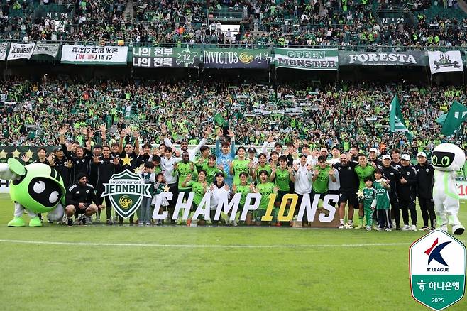 통산 10번째 K리그 우승을 차지한 전북 현대 선수들. /사진=한국프로축구연맹 제공