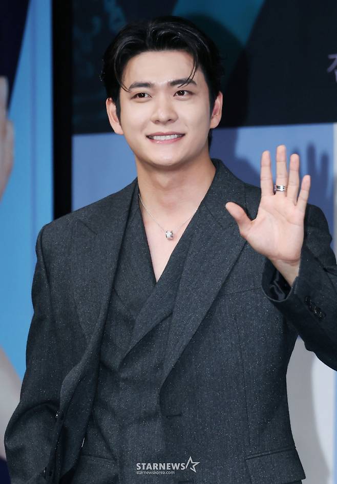 배우 강태오가 30일 오전 서울 마포구 상암동 MBC 사옥에서 진행된 금토드라마 '이강에는 달이 흐른다' 제작발표회에 참석해 포즈를 취하고 있다. 웃음을 잃은 세자와 기억을 잃은 부보상의 영혼 체인지 역지사지(易地四肢) 로맨스 판타지 사극 '이강에는 달이 흐른다'는 11월 7일 첫 방송된다. /2025.10.30 /사진=이동훈 photoguy@