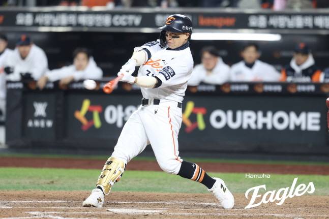 손아섭이 8회말 안타를 날리고 있다. /사진=한화 이글스 제공