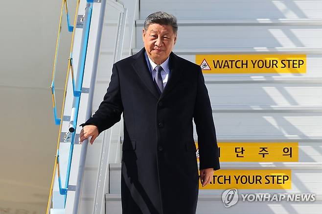 APEC 시진핑 중국 국가주석 한국 도착 (부산=연합뉴스) 손형주 기자 = 경주 APEC 정상회의 참석을 위해 국빈 방한한 시진핑 중국 국가주석이 30일 부산 김해국제공항에 도착해 전용기에서 내려오고 있다. 2025.10.30 handbrother@yna.co.kr